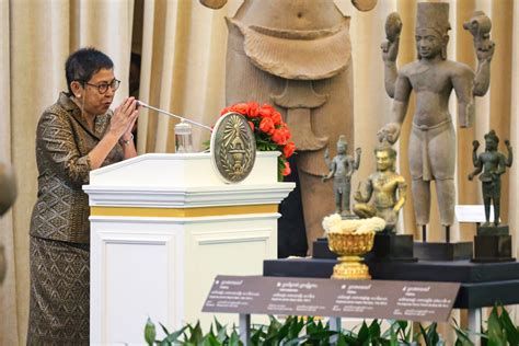 Cambodia's prime minister welcomes artifacts returned by New .